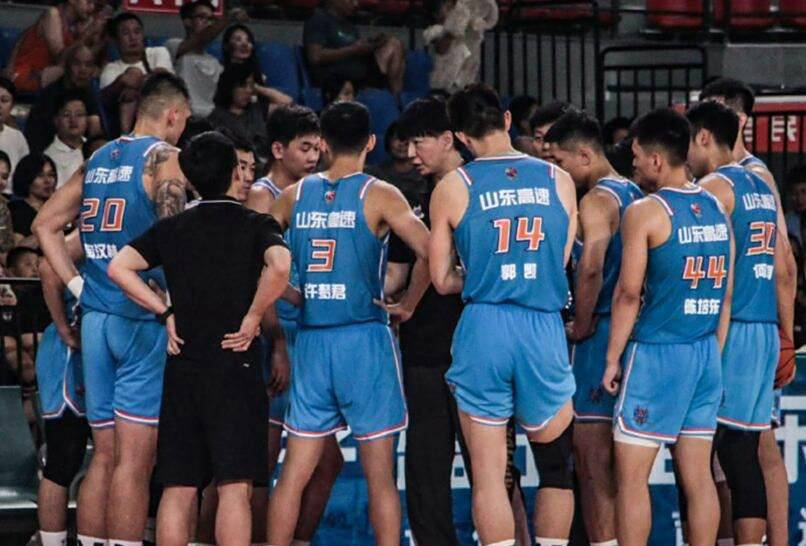 山东男篮在比赛中获得胜利，赢下比赛胜局
