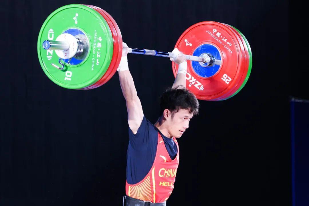 举重冠军在比赛中创造新的里程碑 举重冠军在比赛中创造新的里程碑