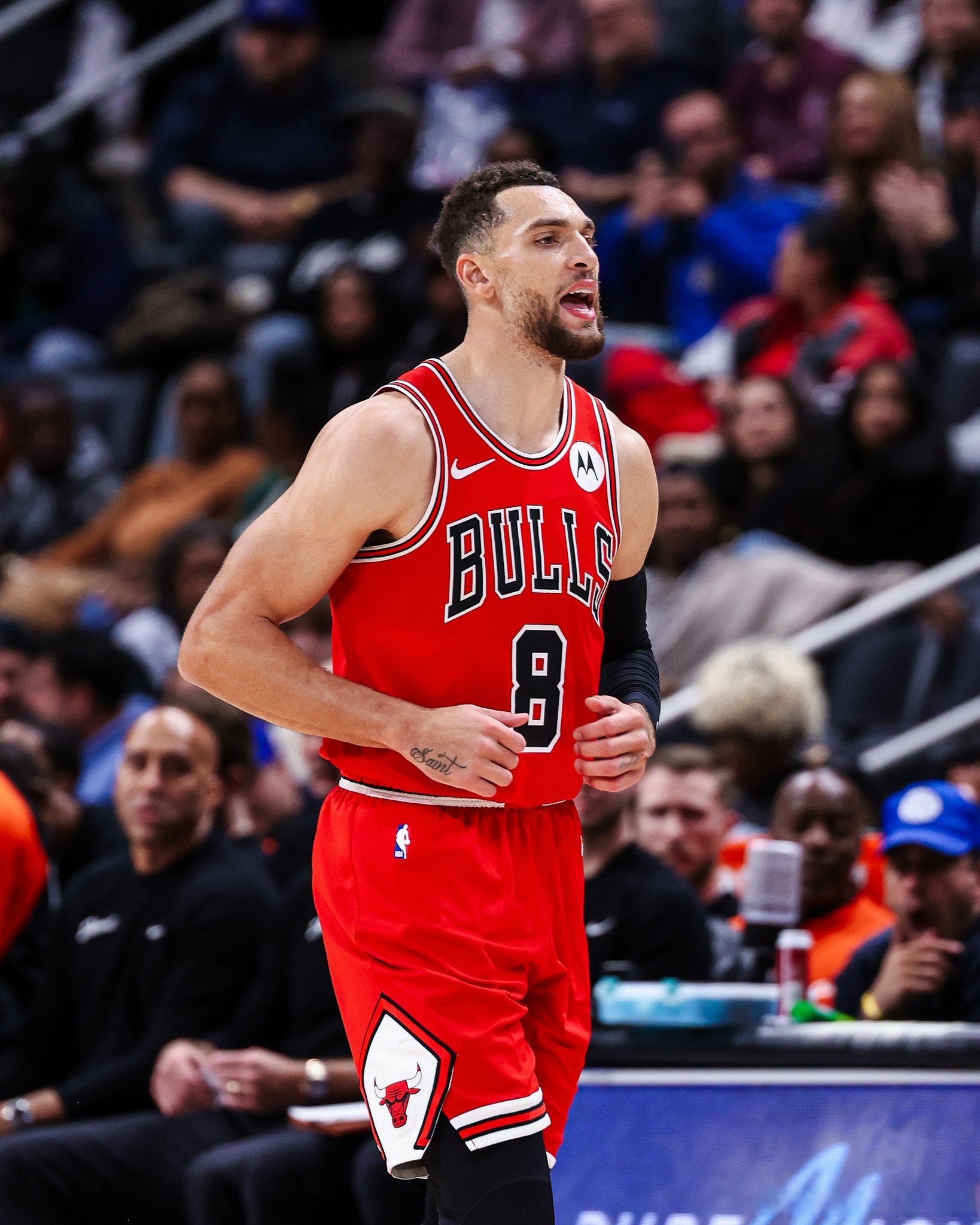 公牛惊险击败黄蜂,拉文绝杀时刻称雄 公牛惊险击败黄蜂,拉文绝杀时刻称雄