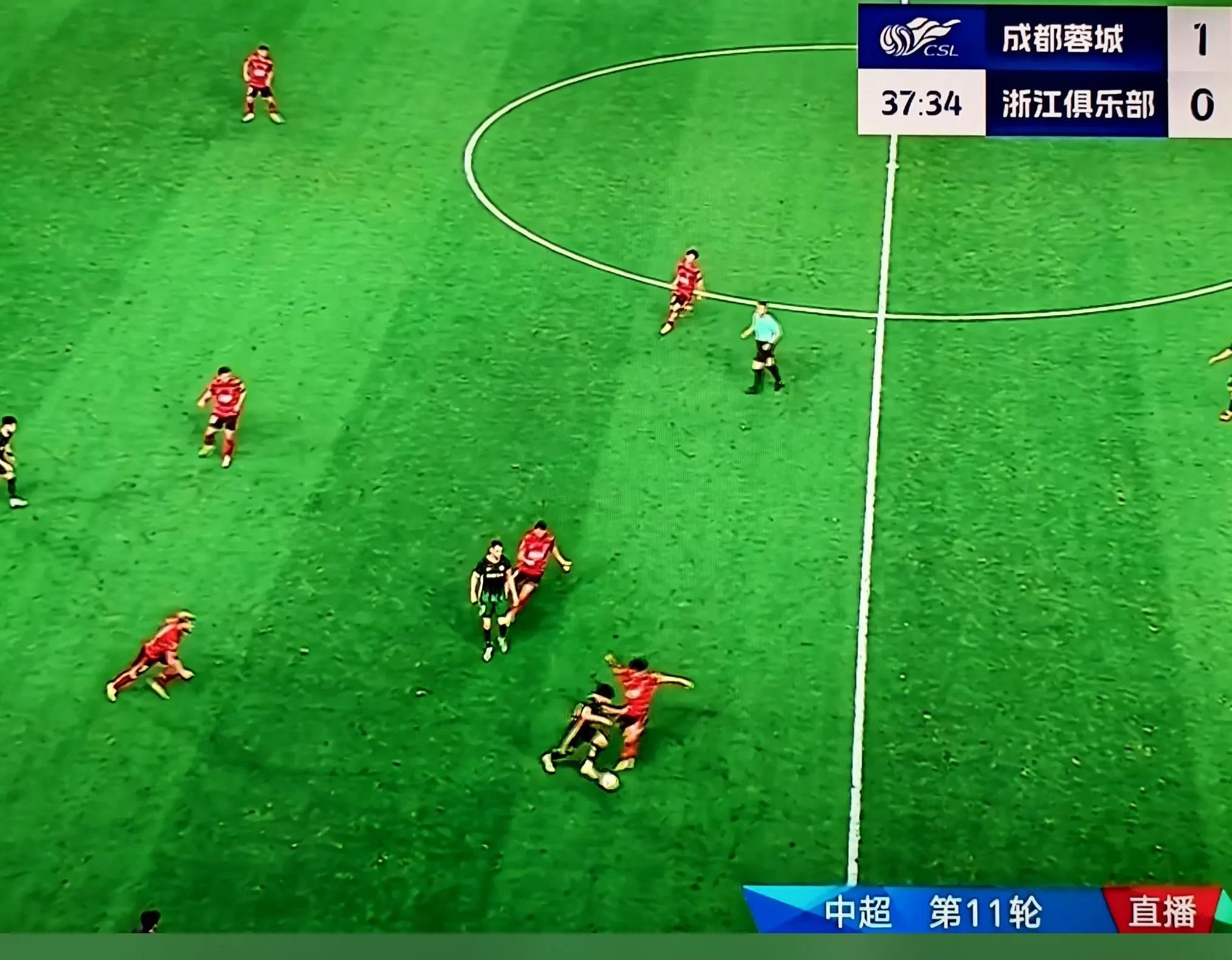 联赛中双方球队激烈对抗赛场火爆