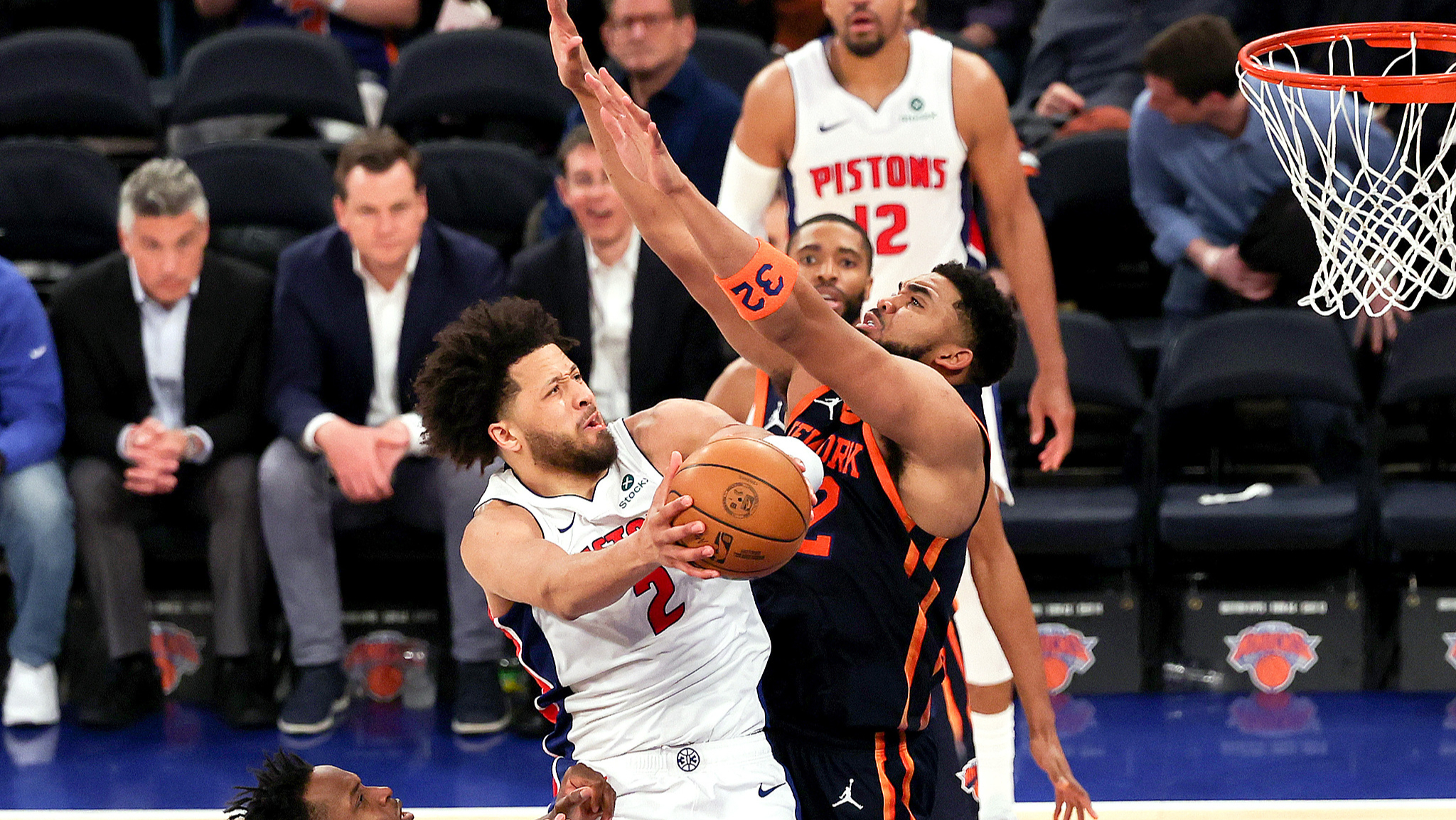 活塞将客场挑战小牛，两支实力相当的球队将对抗的简单介绍