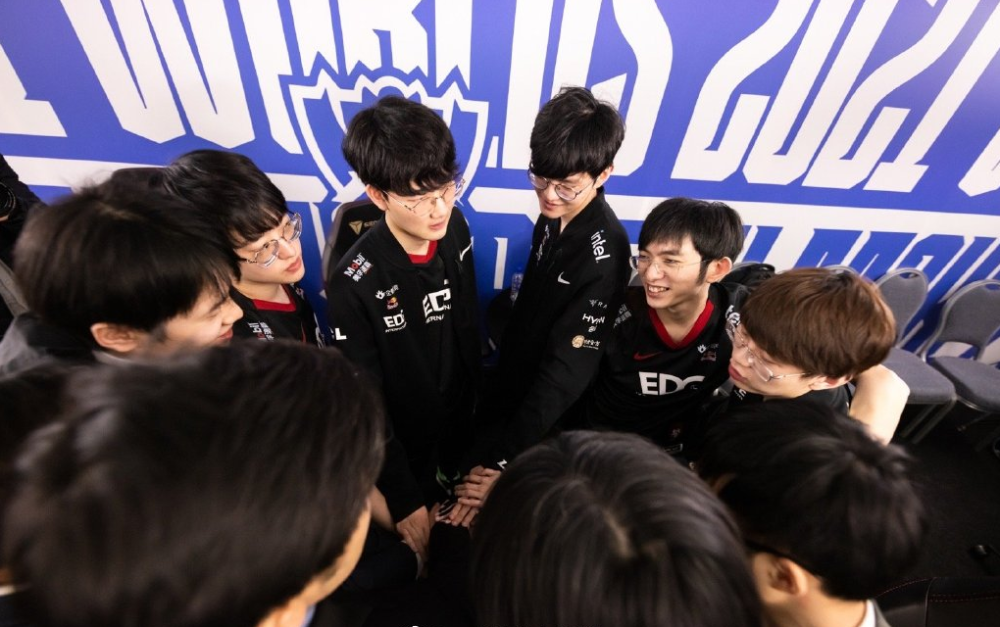 冷静与激情交织!LPL完美收官 冷静与激情交织!LPL完美收官