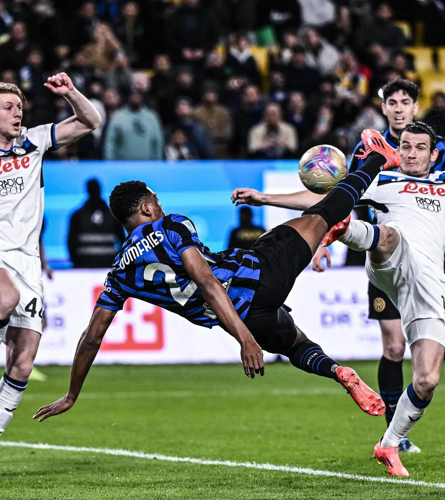 AC米兰完胜智利，梅西高光表现