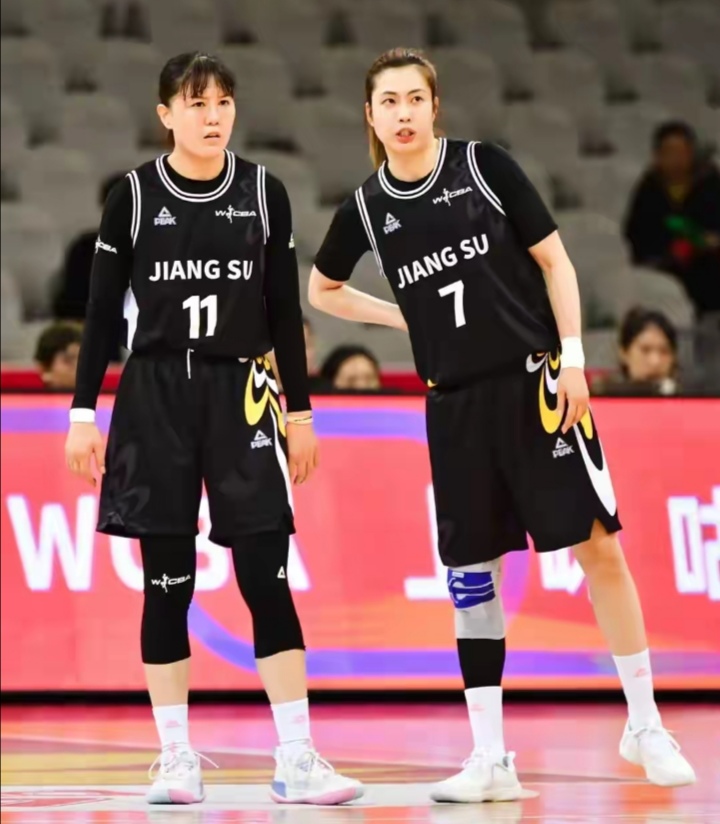 江苏队碾压篮网，杜兰特点燃赛场